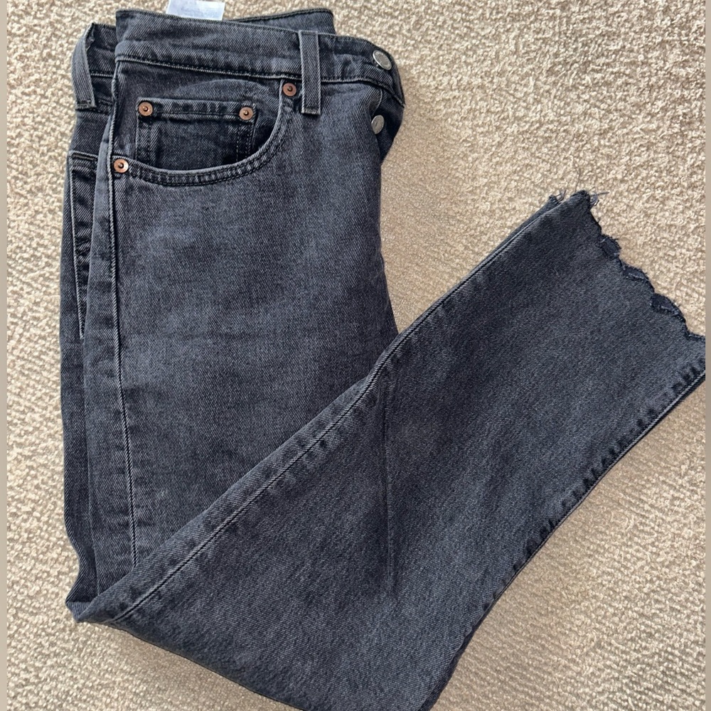 Woman’s Cropped Levi’s